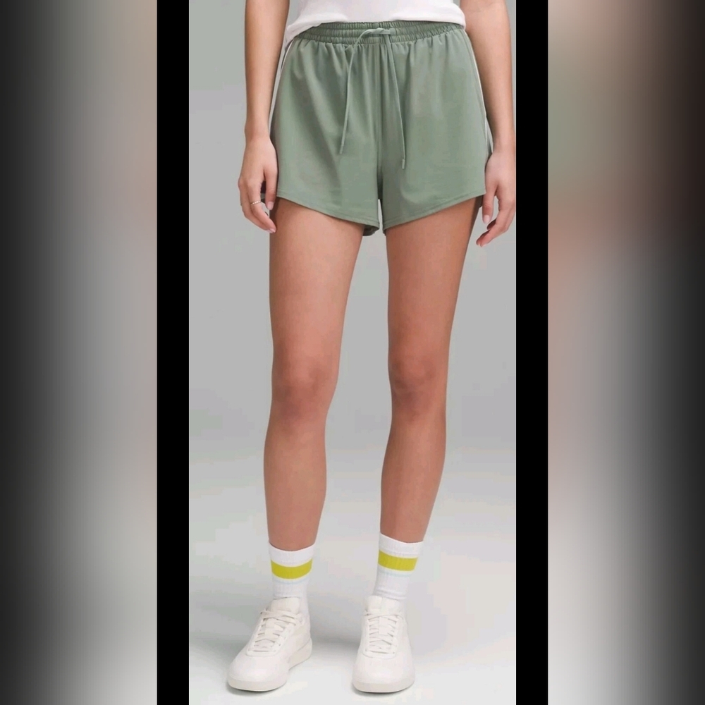 Lululemon FIRE! NWT! Lightweight HR Relaxed Short 3" LL. Sz 14. R2S!!
